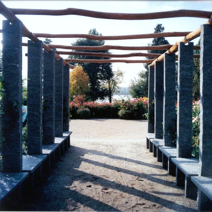 Moderne pergola in einem heutigen Schweizer Garten